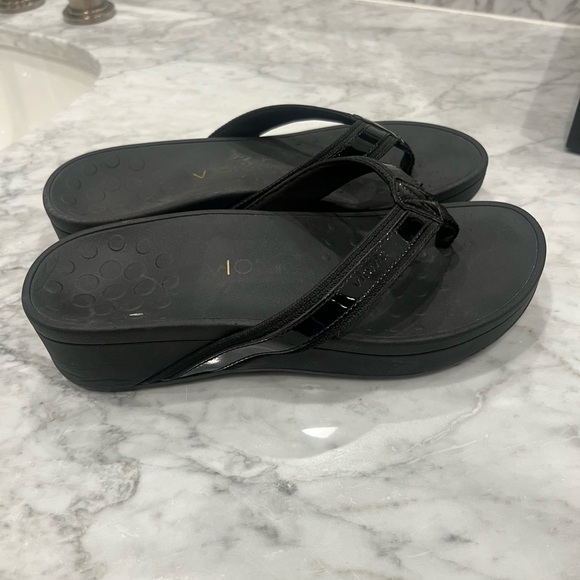 Vionic Wedge Flip Flop for High Arches - Picture 2 of 8